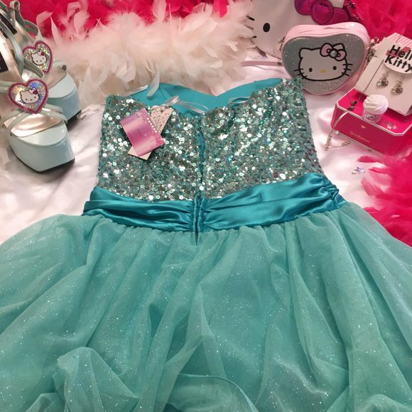 CUSTOM DREAM DRESS AND JEWELERY SET!🍭💖with hello kitty added details - Picture 15 of 17